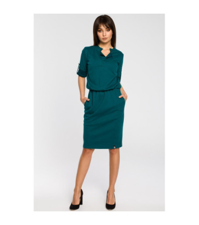 B056 Sukienka ze stójką i plisą w dekolcie - zielona