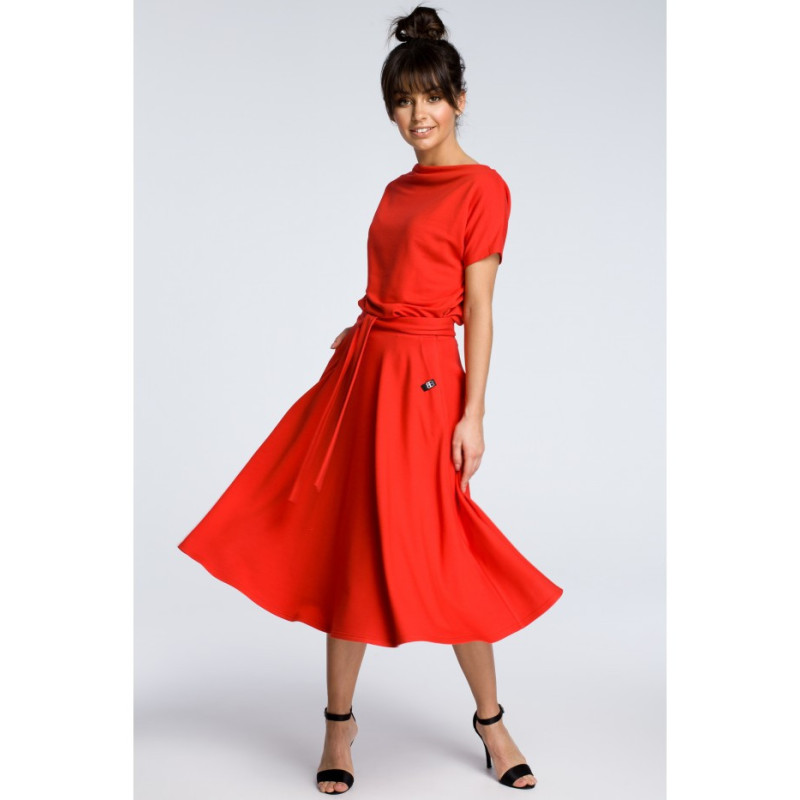 B067 Sukienka midi z rozkloszowanym dołem - czerwona