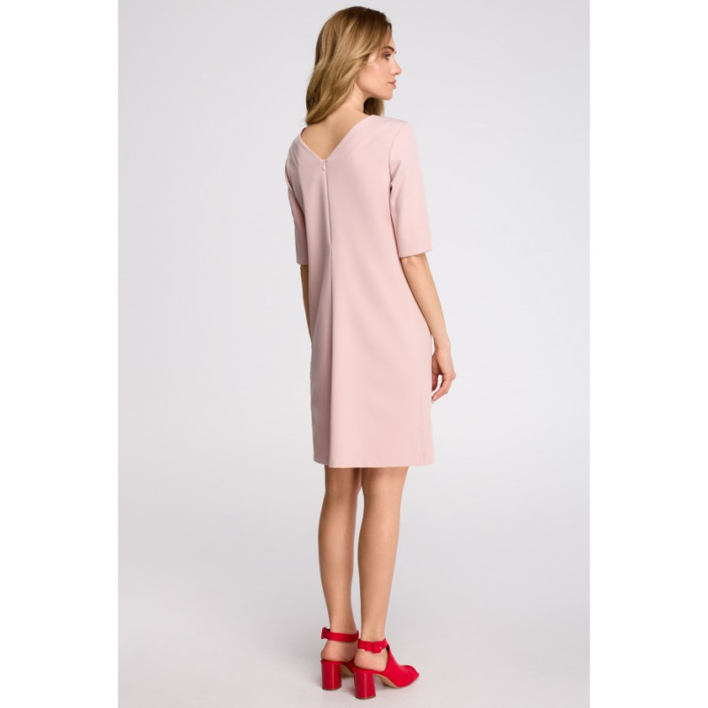 S113 Sukienka pudełkowa z dekoltem w serek z tyłu - pudrowa