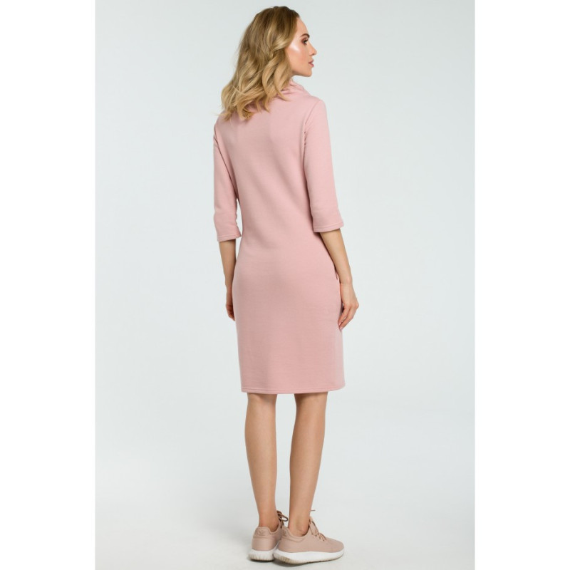 M391 Prosta sukienka dresowa z kołnierzem - pudrowa