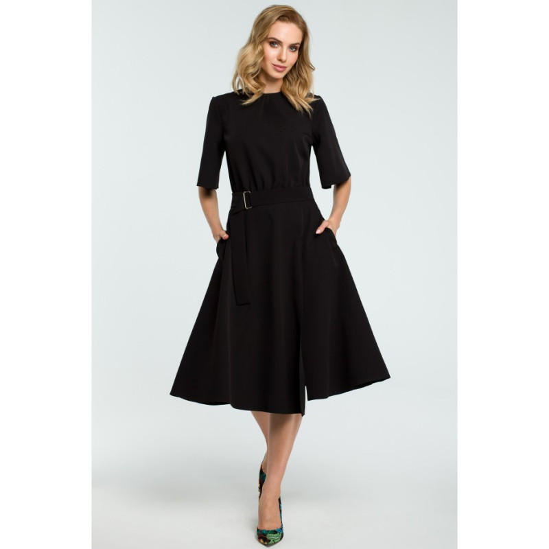 M396 Rozkloszowana sukienka z paskiem - czarna