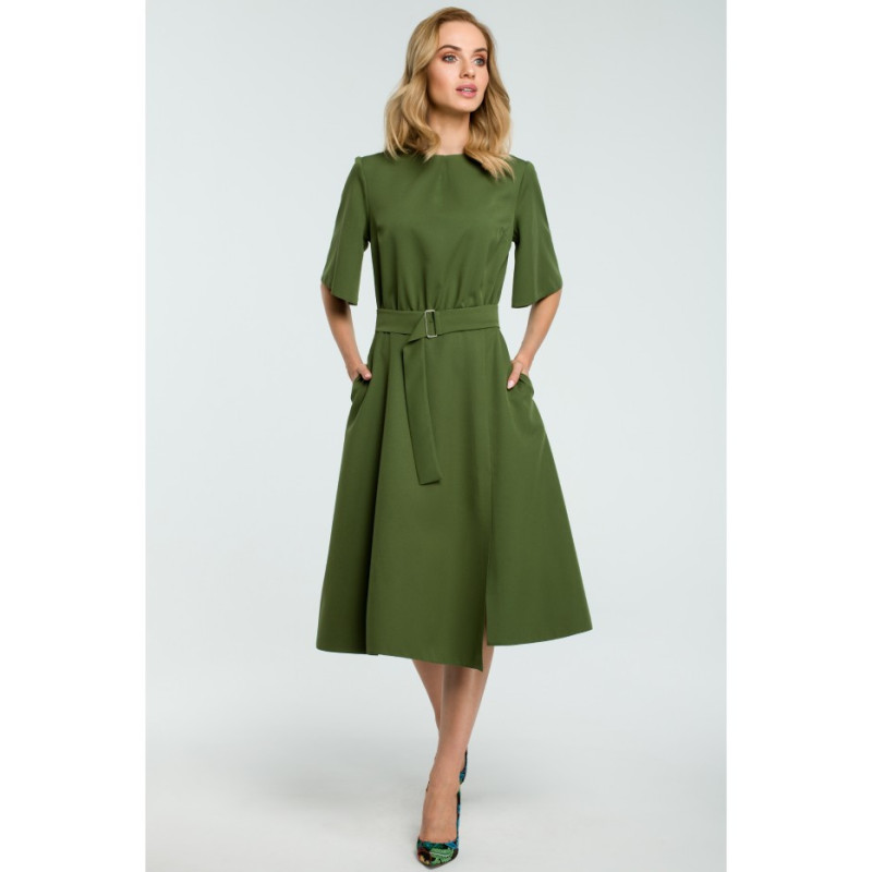M396 Rozkloszowana sukienka z paskiem - zielona