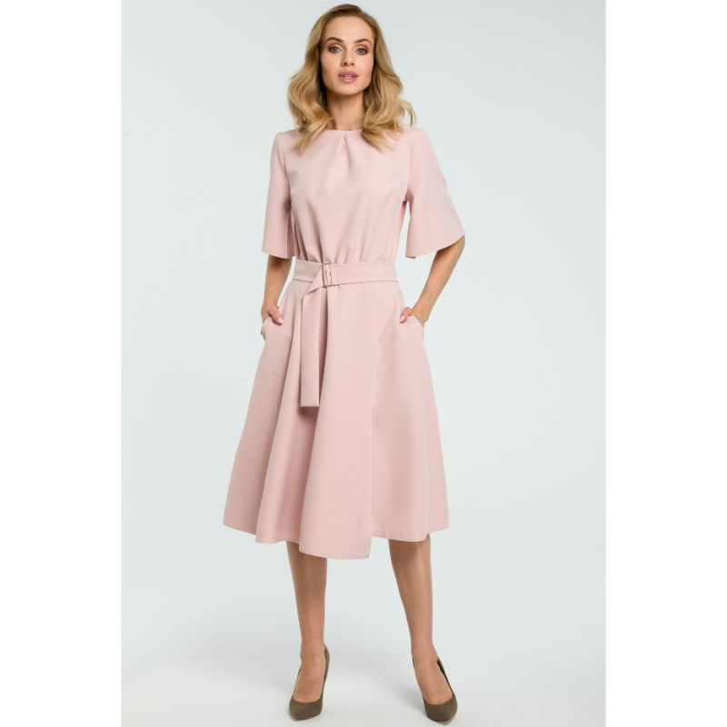 M396 Rozkloszowana sukienka z paskiem - pudrowa