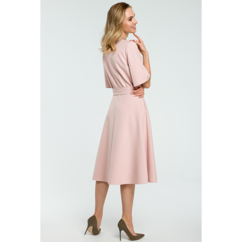 M396 Rozkloszowana sukienka z paskiem - pudrowa