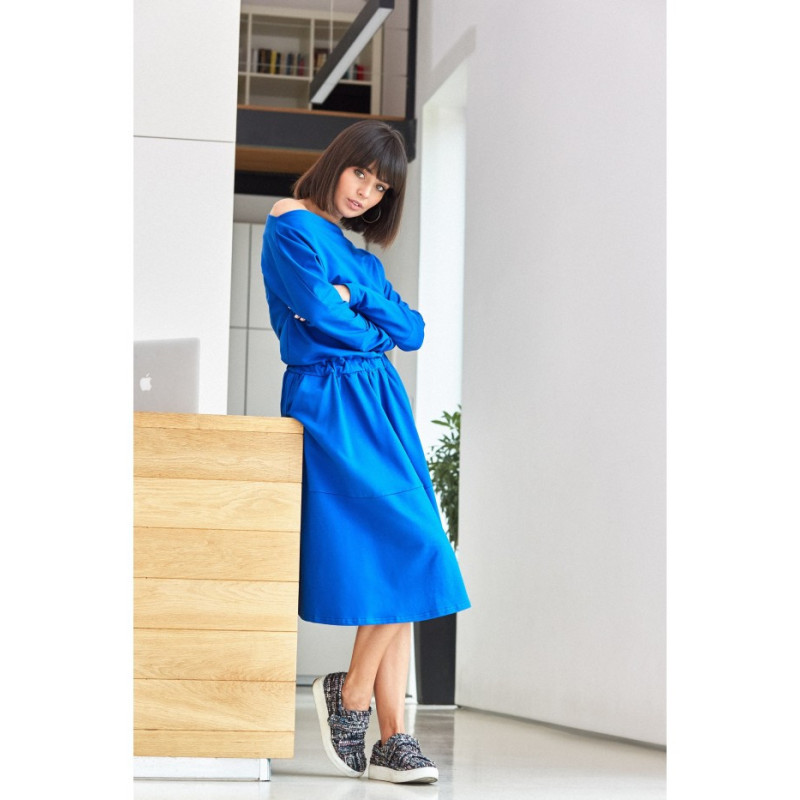 B087 Rozkloszowana sukienka z długim rękawem - chabrowa