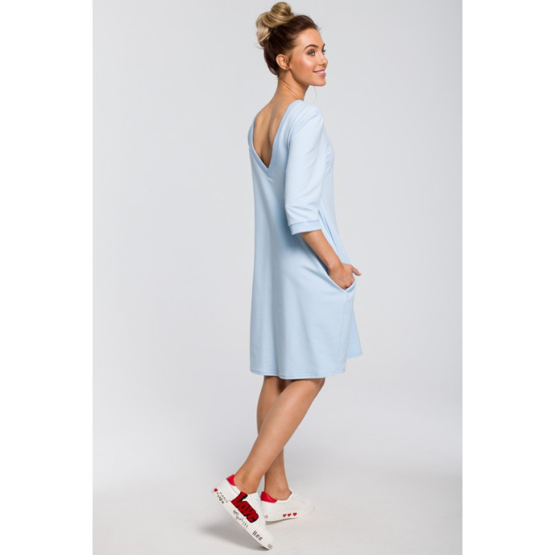 M417 Dresowa sukienka z dekoltem na plecach - błękitna