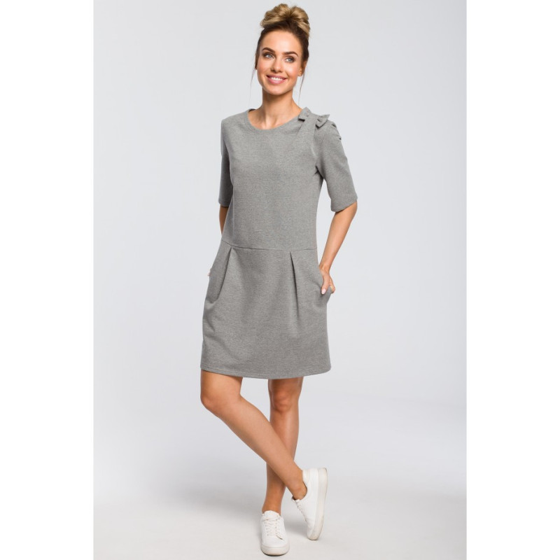 M422 Prosta sukienka z kokardką na ramieniu - szara