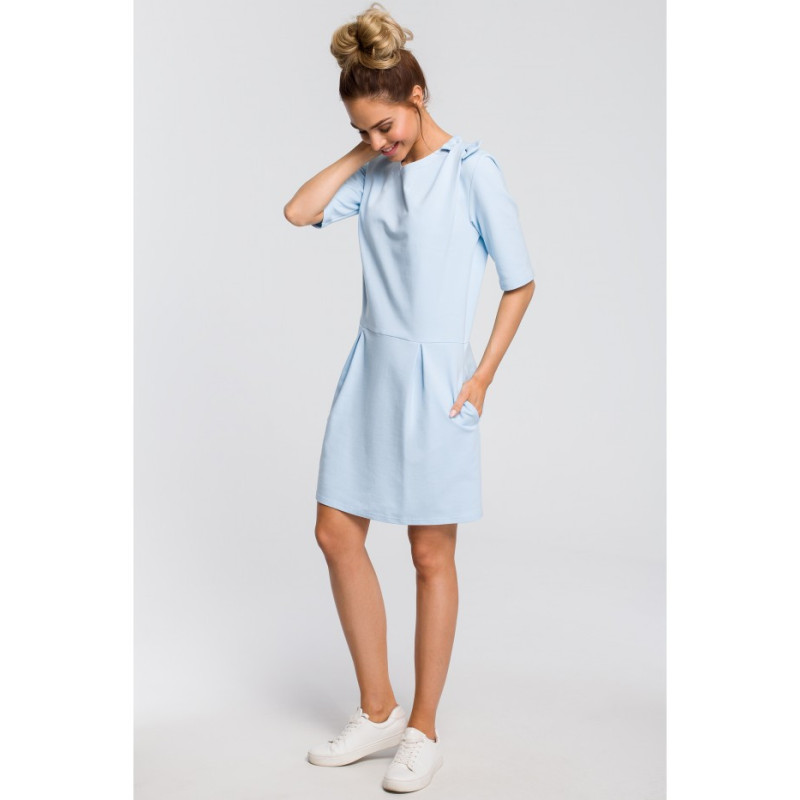M422 Prosta sukienka z kokardką na ramieniu - błękitna