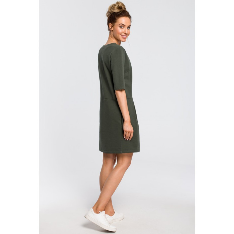 M422 Prosta sukienka z kokardką na ramieniu - militarno-zielona