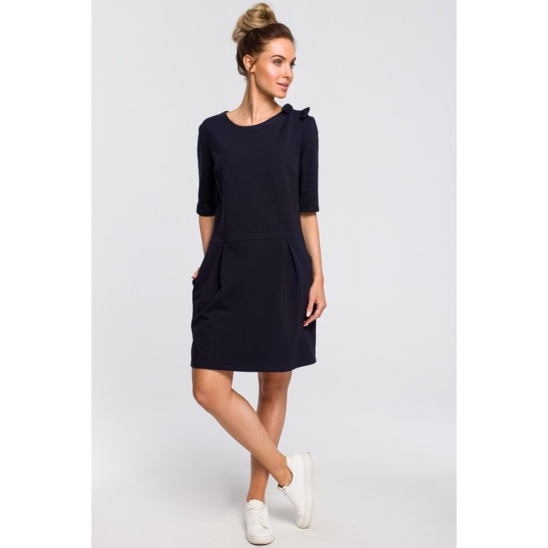 M422 Prosta sukienka z kokardką na ramieniu - granatowa