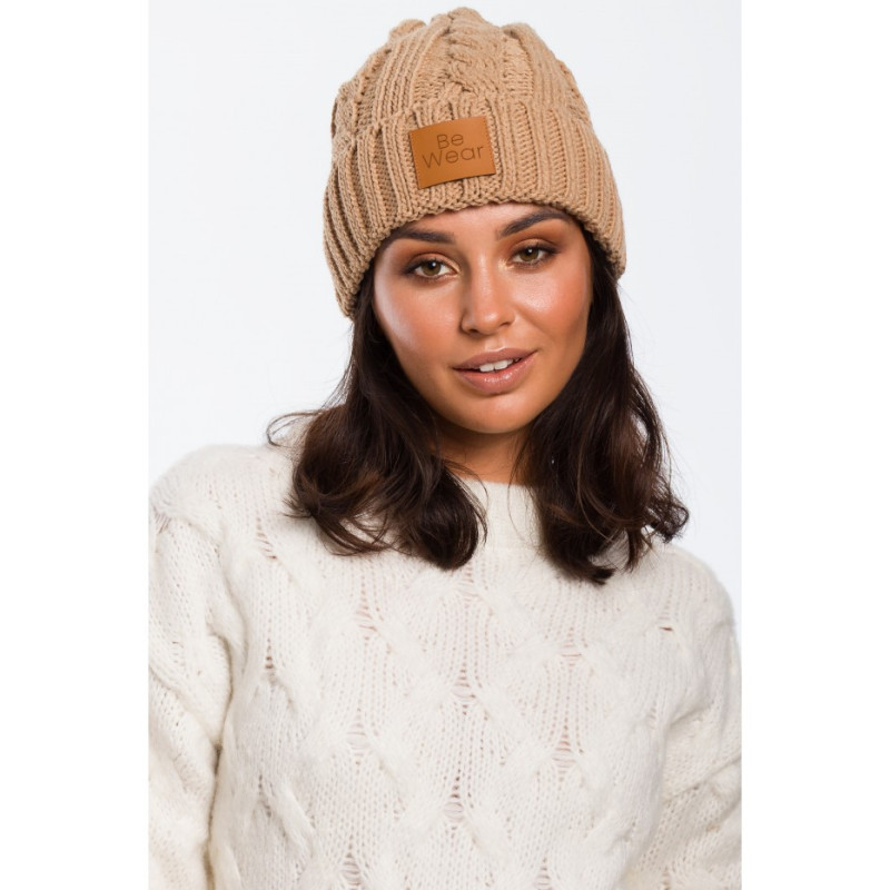 BK043 Czapka ze splotem warkoczowym - karmelowa