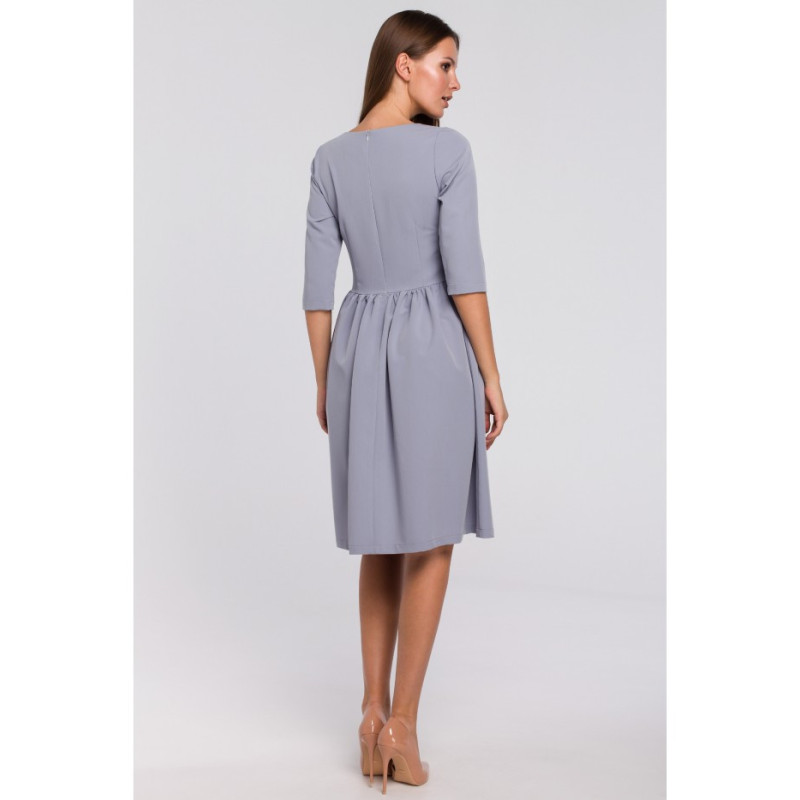 K010 Rozkloszowana sukienka odcinana w talii - kolor gołębi