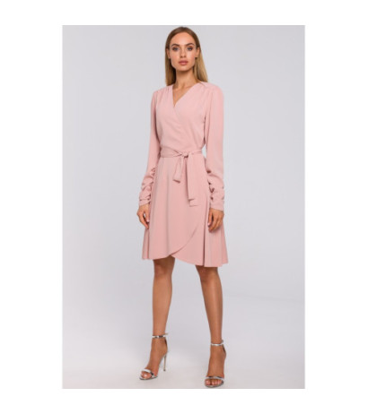 M487 Sukienka na zakładkę wiązana w pasie - pudrowa