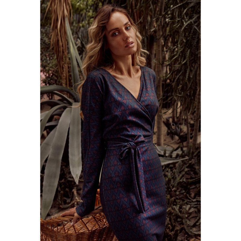 M524 Sukienka z kopertową górą i nadrukiem - model 3