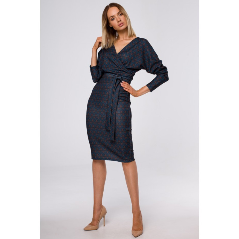 M524 Sukienka z kopertową górą i nadrukiem - model 3