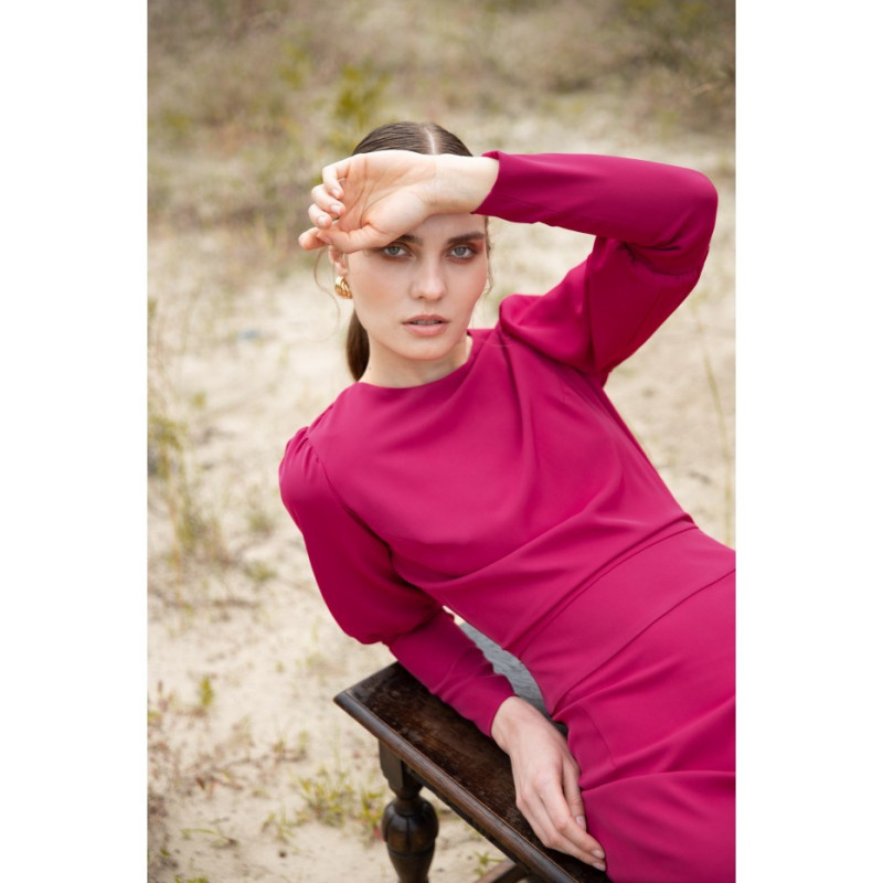 K079 Sukienka midi z wysokimi mankietami - śliwkowa