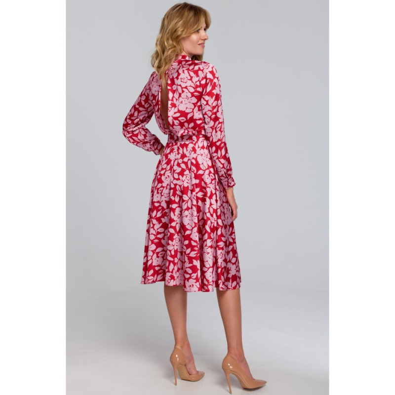 K084 Sukienka z rozcięciem na plecach - model 1