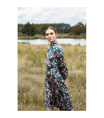 K084 Sukienka z rozcięciem na plecach - model 3