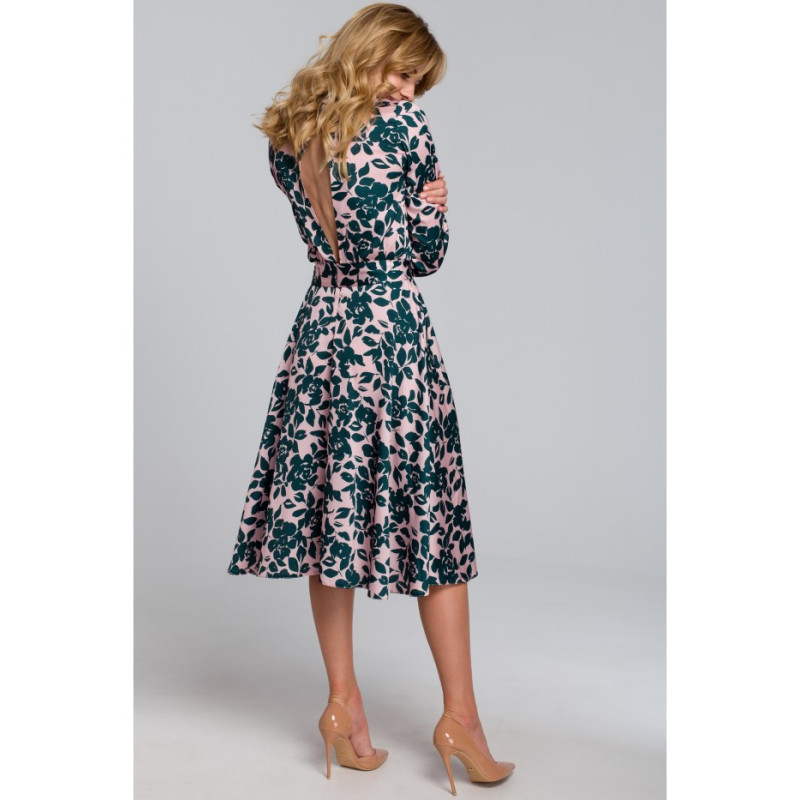 K084 Sukienka z rozcięciem na plecach - model 3