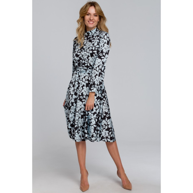 K084 Sukienka z rozcięciem na plecach - model 4