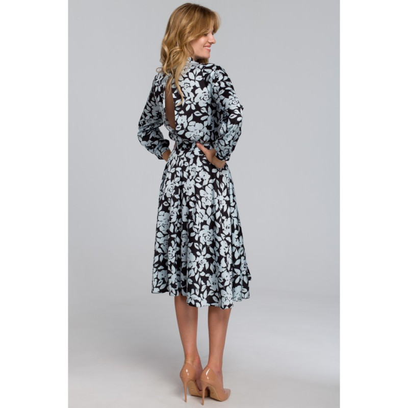 K084 Sukienka z rozcięciem na plecach - model 4