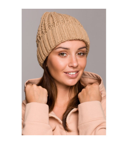 BK057 Czapka splot warkocz z wywinięciem - kamelowa
