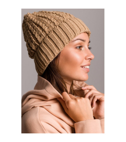 BK057 Czapka splot warkocz z wywinięciem - kamelowa