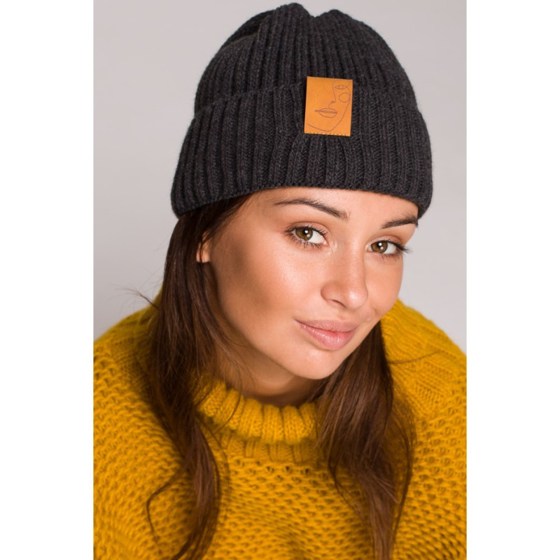 BK059 Czapka z wywinięciem i naszywką - grafitowa