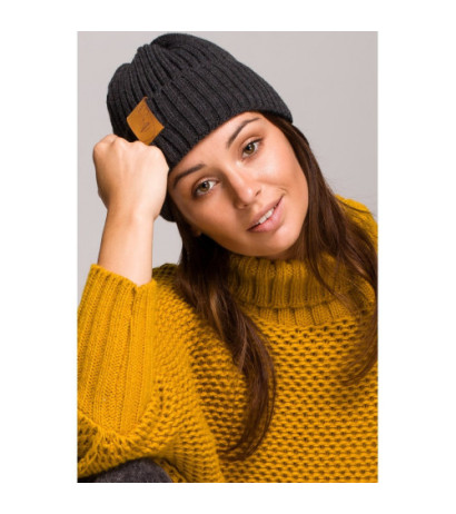 BK059 Czapka z wywinięciem i naszywką - grafitowa