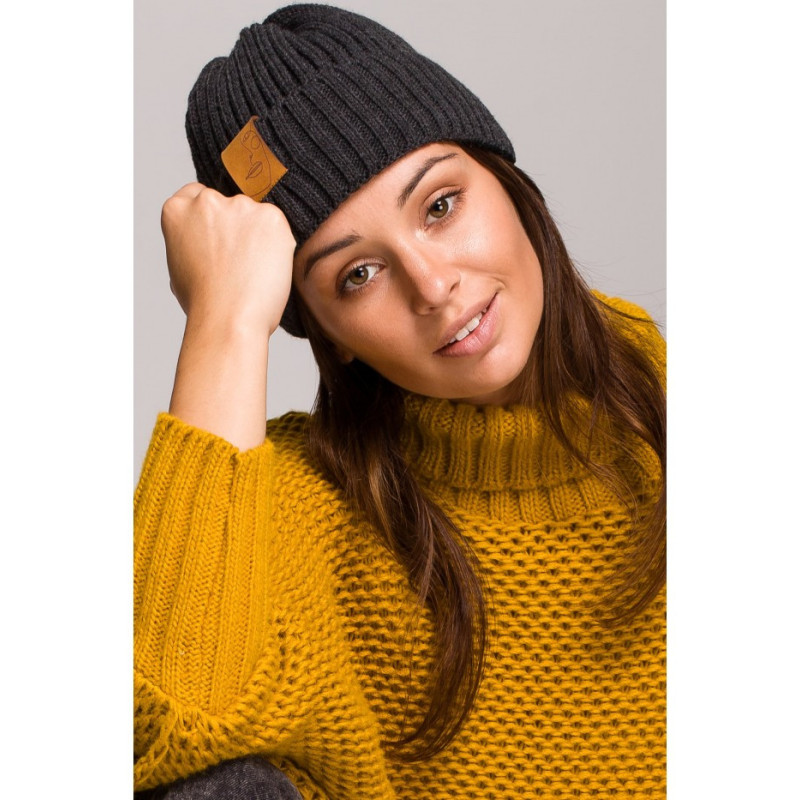 BK059 Czapka z wywinięciem i naszywką - grafitowa