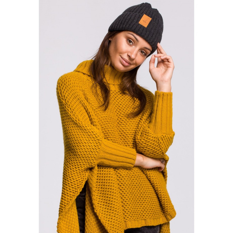 BK059 Czapka z wywinięciem i naszywką - grafitowa