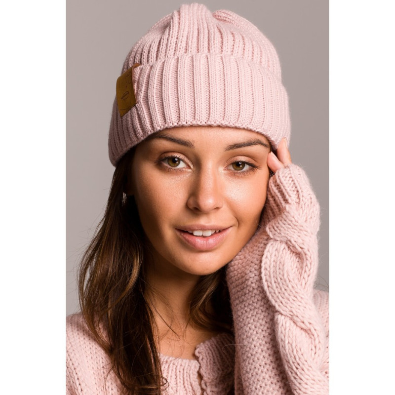 BK059 Czapka z wywinięciem i naszywką - różowa