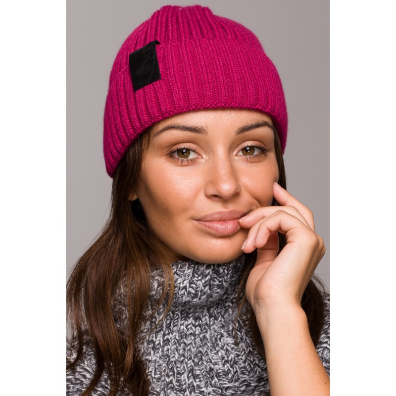 BK059 Czapka z wywinięciem i naszywką - malinowa