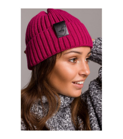 BK059 Czapka z wywinięciem i naszywką - malinowa