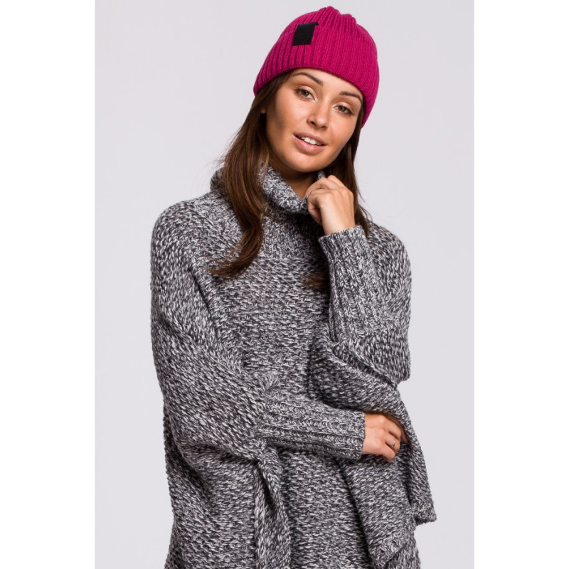 BK059 Czapka z wywinięciem i naszywką - malinowa