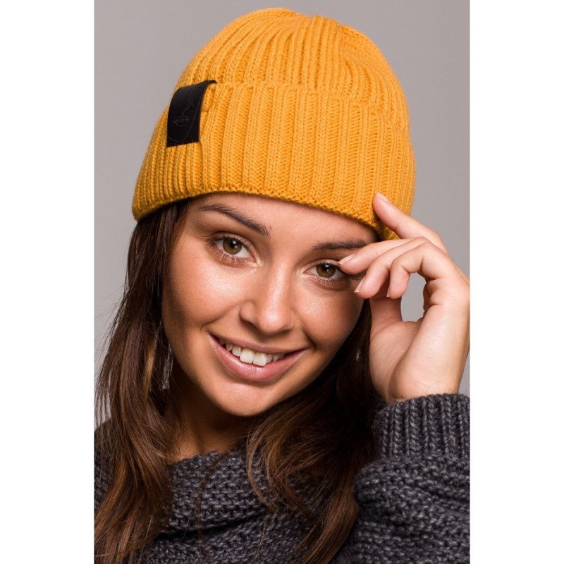 BK059 Czapka z wywinięciem i naszywką - żółta