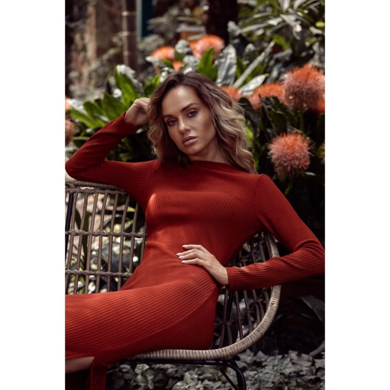 M544 Sukienka maxi z rozcięciem na nogę - ceglasta