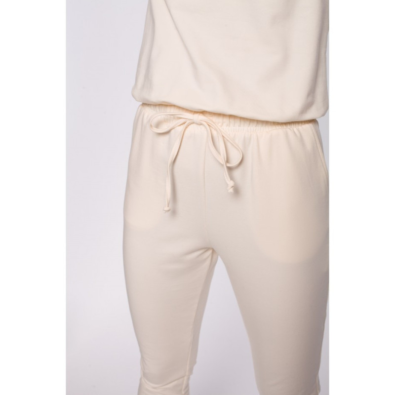 M583 Kombinezon Z Kieszonką I Ozdobną Naszywką - śmietankowy