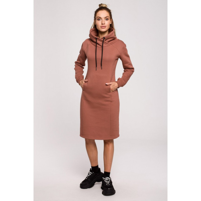 M619 Sukienka z wysokim kołnierzem - marsala