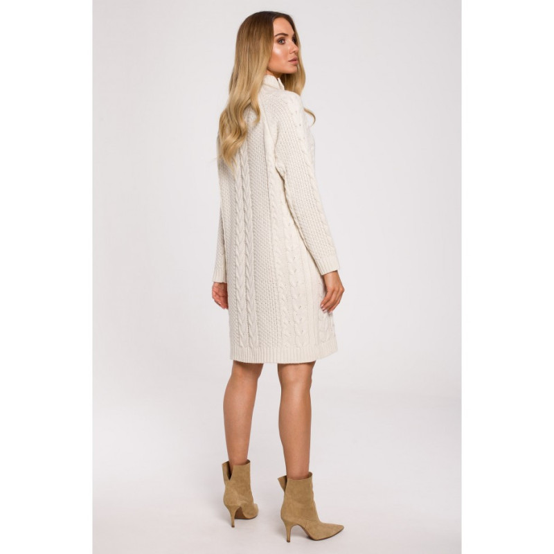 M635 Swetrowa sukienka z golfem i guzikami - beżowa
