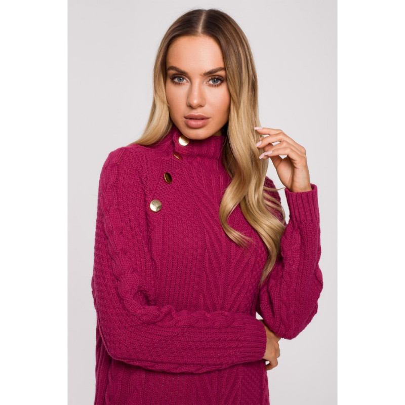 M635 Swetrowa sukienka z golfem i guzikami - różowa