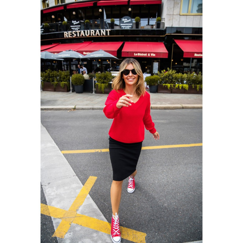 BK075 Sweter z dekoltem w serek - czerwony