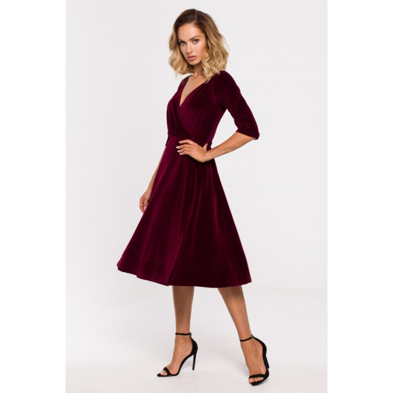 M645 Welurowa sukienka z dekoltem na ramionach - bordowa
