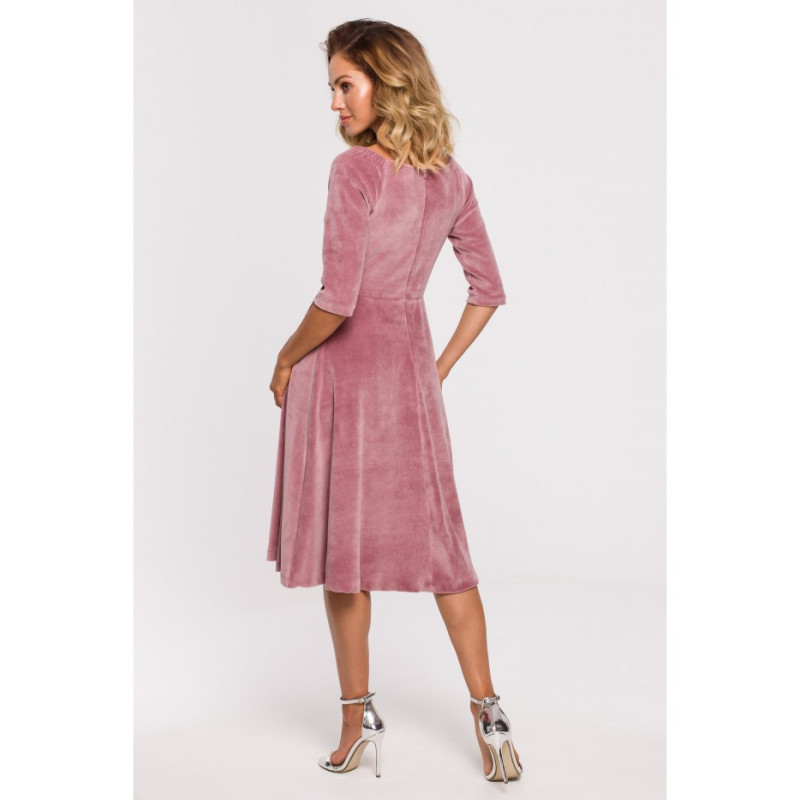M645 Welurowa sukienka z dekoltem na ramionach - brudny róż