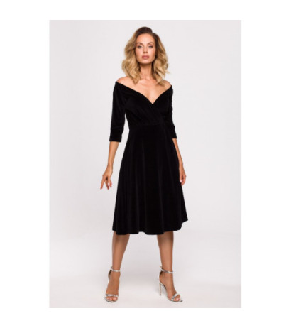 M645 Welurowa sukienka z dekoltem na ramionach - czarna