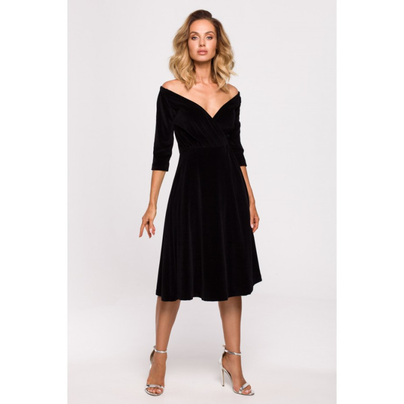 M645 Welurowa sukienka z dekoltem na ramionach - czarna