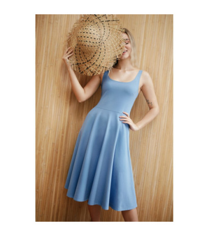 B218 Sukienka rozkloszowana na cienkich ramiączkach - niebieska