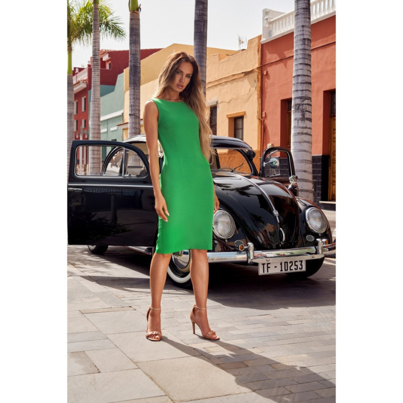 M667 Sukienka ołówkowa z łańcuszkiem na plecach - soczysta zieleń