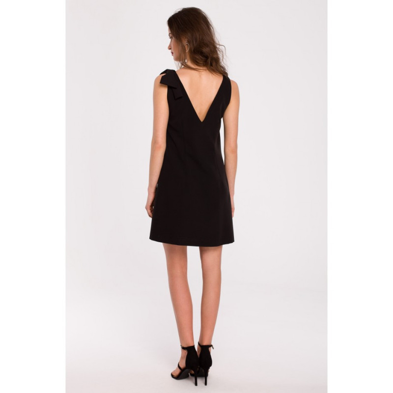 K128 Gładka sukienka z kokardą na ramieniu - czarna