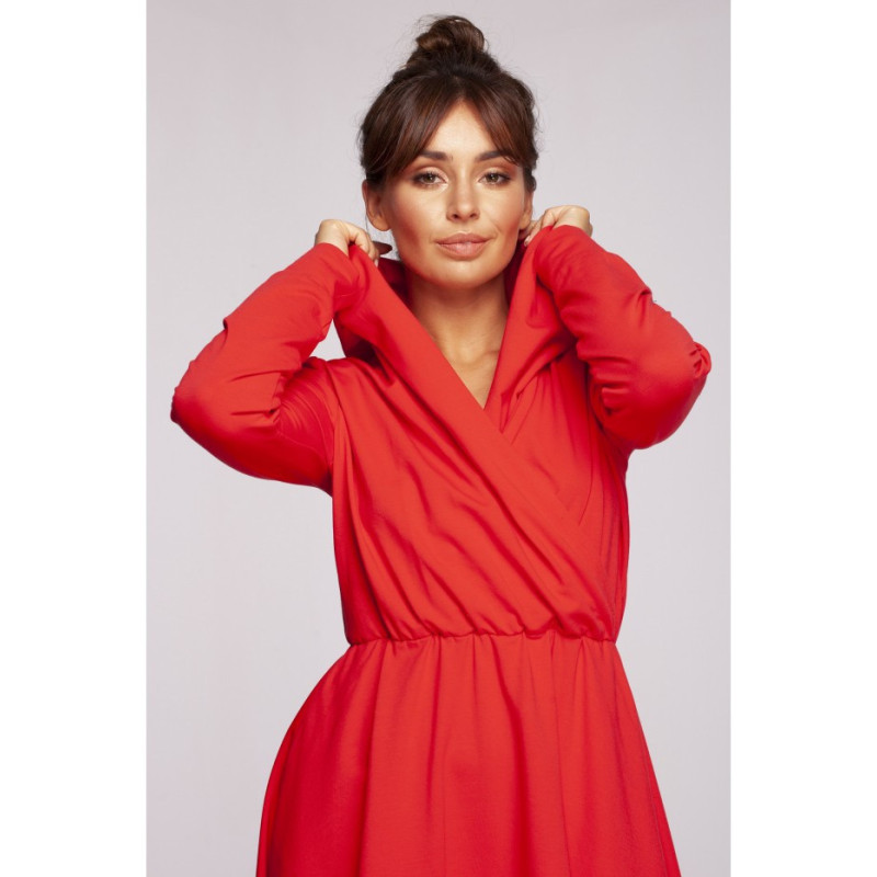 B245 Sukienka rozkloszowana z kapturem - czerwona